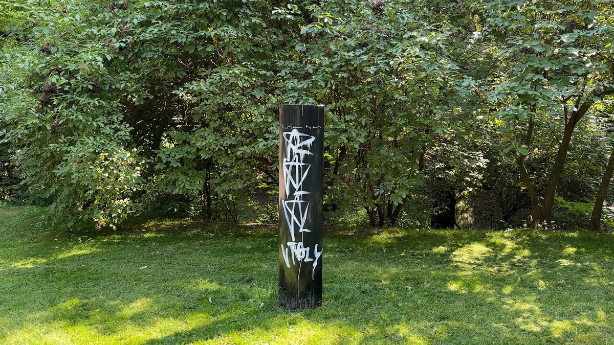 Vandal poničil pražský pomník Willyho Brandta